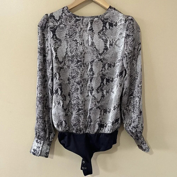 Dynamite| Sexy Silky Snake Print Silver Satin V-Neck Long Sleeve Bodysuit Sz XS - Picture 5 of 6
